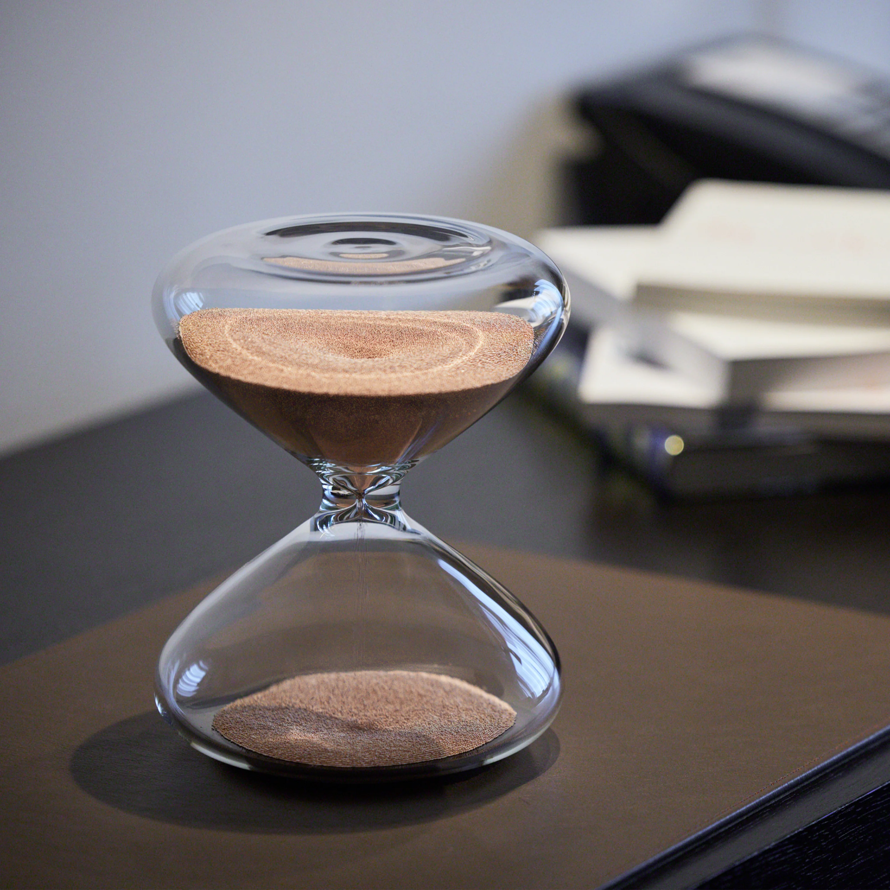 Marc Newson: Hourglass (20 Minutes) - Image 5